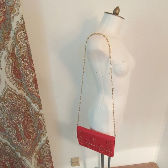 NWT Red floral handbag. - Picture 2 of 6